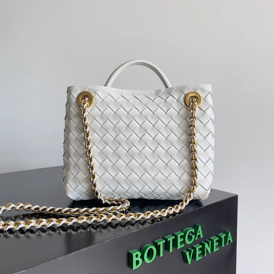 Batch 1960 BOTTEGA VENETA 2024 spring and summer new small ANDIAMO chain bag is also available! 🔥🔥I believe many friends have been waiting for a long time. The metallic chain adds a touch of sophistication to the original softness and elegance of Andiamo. The collision of classic craftsmanship and elegance creates a different kind of beauty. Style number: 786008 Size: 25*22*10.5cm